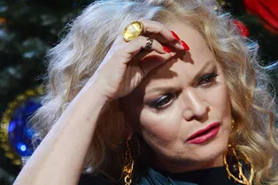 «Понадобилась помощь медиков»: директор Ларисы Долиной признался, почему она не появилась на модном показе в церкви