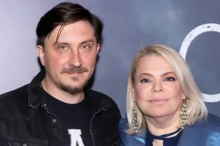 «Моего мужа не застрелили, а ударили в висок»: Яна Поплавская заявила, что на Евгения Яковлева напали в центре Москвы