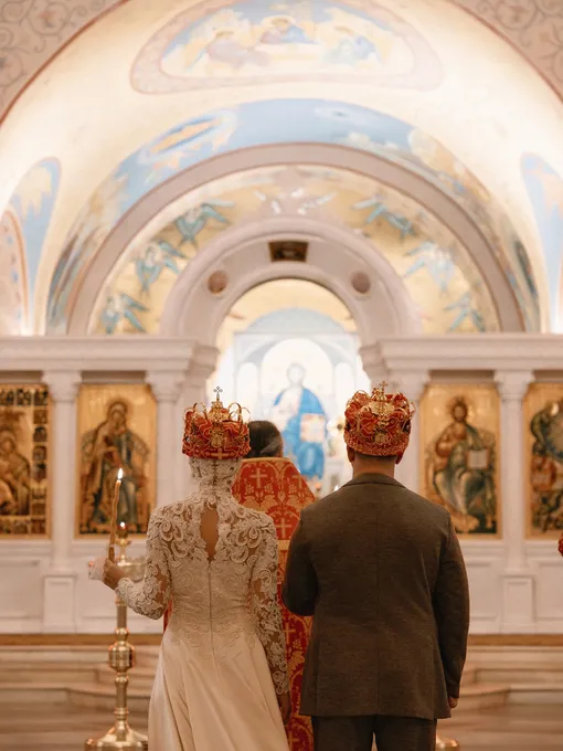 Супруги во время таинства венчания