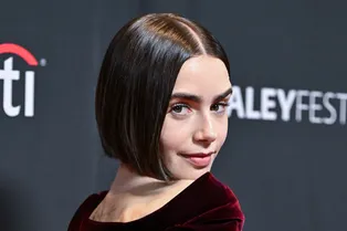 Жемчуг Эмили: Лили Коллинз показала, как выглядит лучший белый маникюр на лето-2026