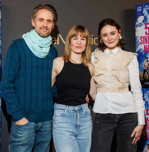 Аксель Шрайбер с режиссером Лаурой Фишер и актрисой Леей ван Акен в январе 2025 года