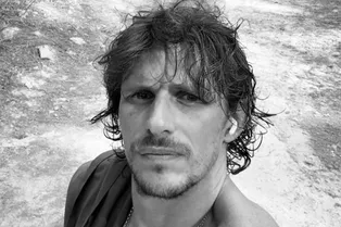 Погиб проломивший головой стеклянную дверь на вилле 35-летний актер и футболист Джейк Холл
