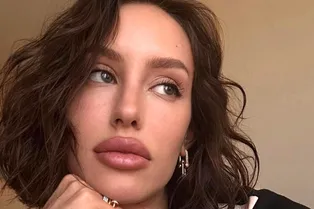 «Грех не жениться!»: возлюбленная Тимати в белом платье с откровенным декольте вызвала ажиотаж в Сети «Грех не жениться!»: возлюбленная Тимати в белом платье с откровенным декольте вызвала ажиотаж в Сети