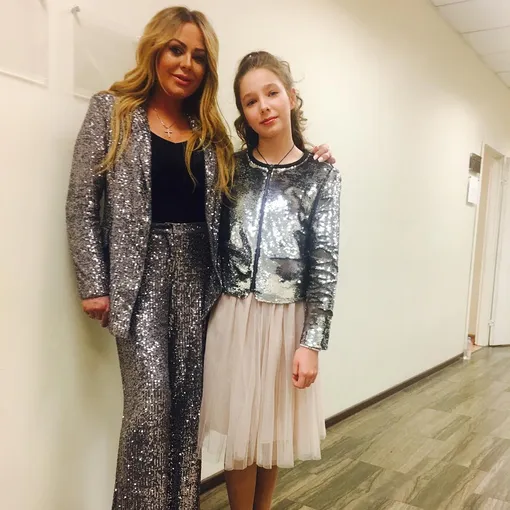 Певица с дочерью