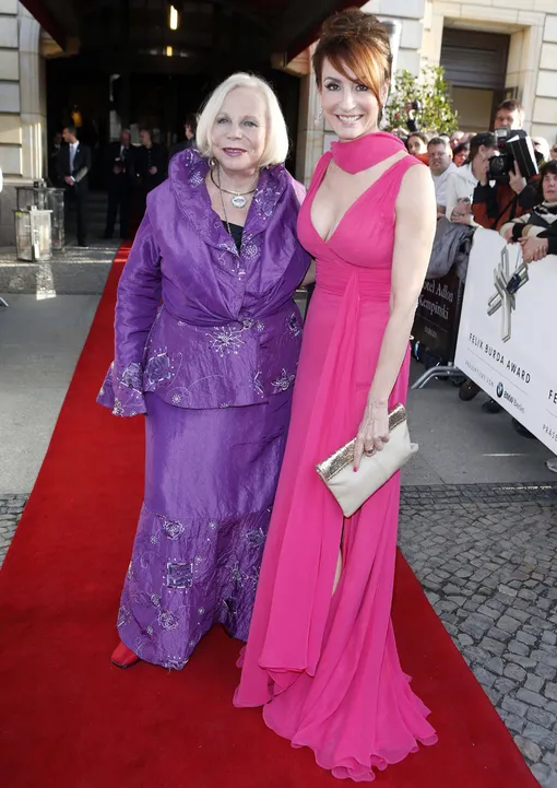 Ивонн Кальман и Анна Мария Кауфман на премии в Берлине в 2013 году Ивонн Кальман и Анна Мария Кауфман на премии в Берлине в 2013 году