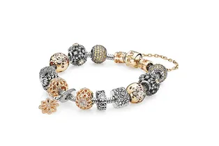 Легендарному браслету PANDORA исполнилось 15 лет Легендарному браслету PANDORA исполнилось 15 лет