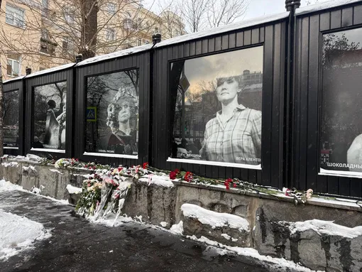 Поклонники Веры Алентовой несут цветы к ее портретам