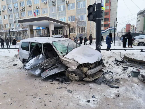 Водителя и двух пассажиров автомобиля Toyota госпитализировали Водителя и двух пассажиров автомобиля Toyota госпитализировали