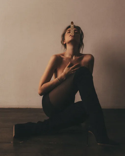 Катя Кабак снялась топлес