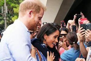 Меган Маркл в полосатой рубашке появилась вместе с мужем на набережной в Сиднее