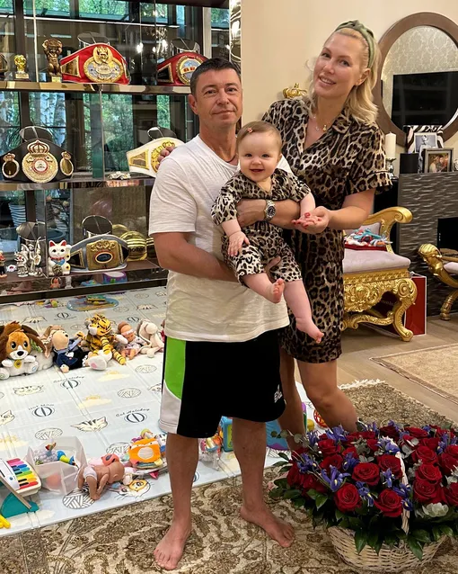 Наталья Рагозина с мужем и дочерью дома Наталья Рагозина с мужем и дочерью дома