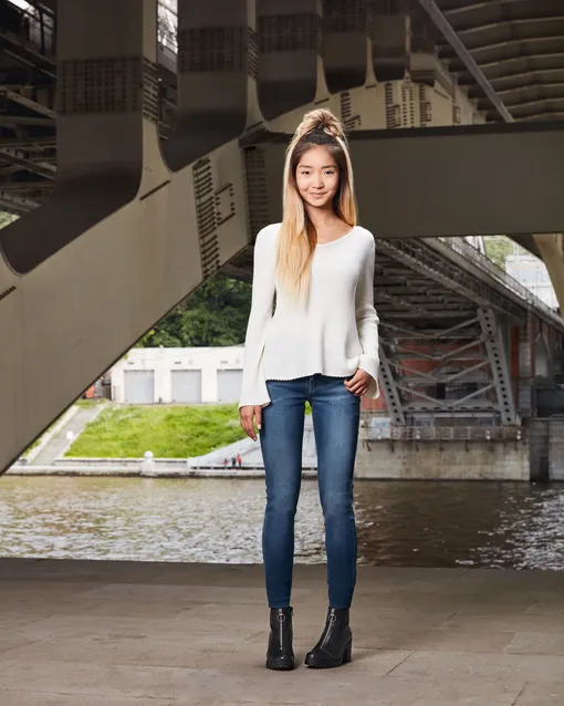 Кейко Ли, танцовщица и модель, место — Андреевский мост