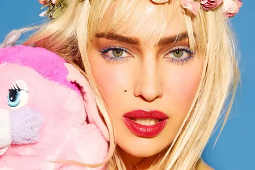 Ирина Шейк надела парик блондинки и обнажила грудь, превратившись в легендарную звезду фильмов для взрослых Ирина Шейк надела парик блондинки и обнажила грудь, превратившись в легендарную звезду фильмов для взрослых