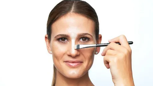 Светлый корректор наноси на спинку носа, но сильно не растягивай светлую линию.