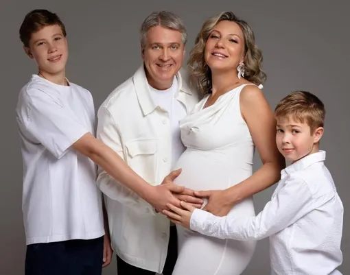 Денис Матросов с беременной женой и сыновьями