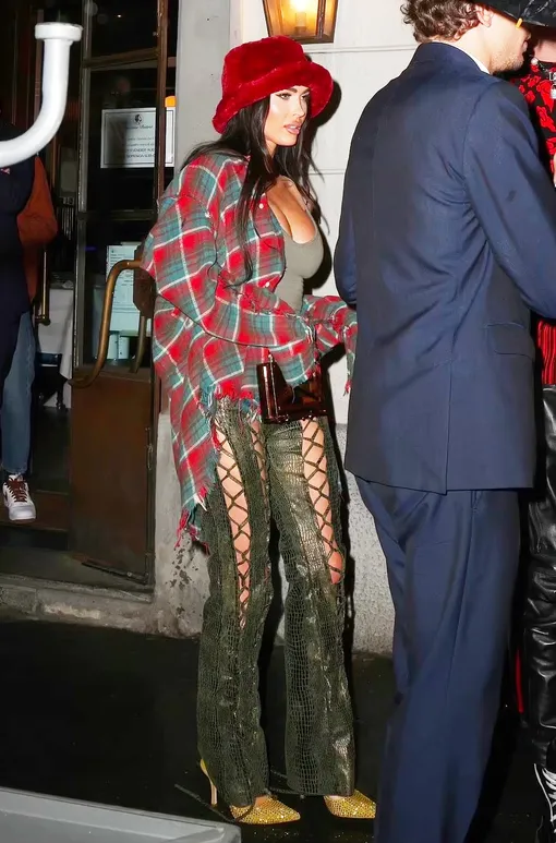 Меган Фокс в стильном аутфите заметили папарацци