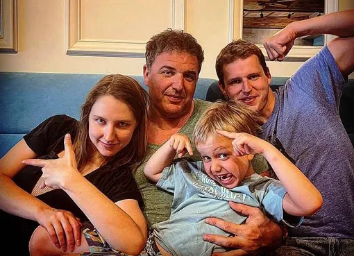 Максим Виторган воспитывает троих детей Максим Виторган воспитывает троих детей