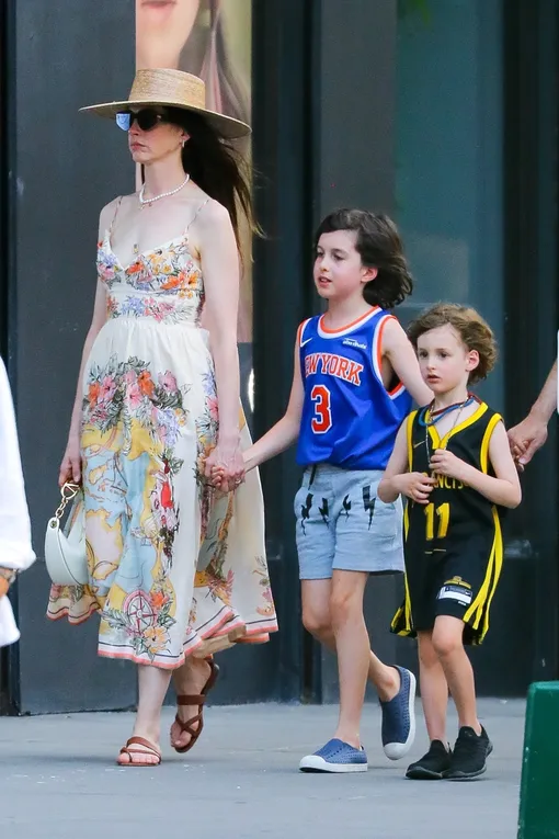 Энн Хэтэуэй заметили с сыновьями