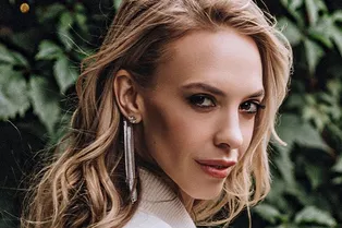 Красавица без белья: звезда Comedy Woman игриво обнажила спину в «голом» платье Красавица без белья: звезда Comedy Woman игриво обнажила спину в «голом» платье