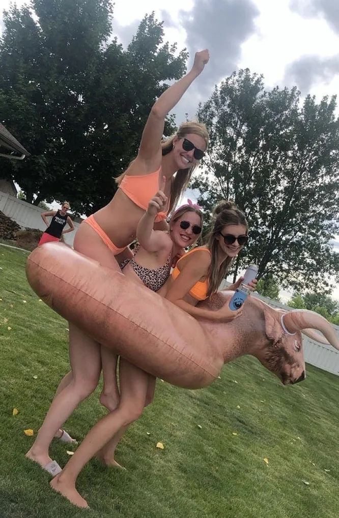 Почему ноги девушки в центре такие короткие? Почему ноги девушки в центре такие короткие?