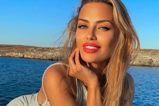 Сексуальность на грани: Виктория Боня в экстремальной мини-юбке оголила бедра Сексуальность на грани: Виктория Боня в экстремальной мини-юбке оголила бедра