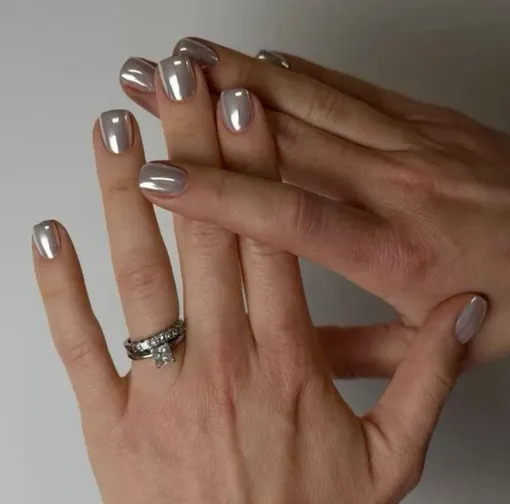 Хром в маникюре попал в модные тенденции марта-2026 абсолютно заслуженно