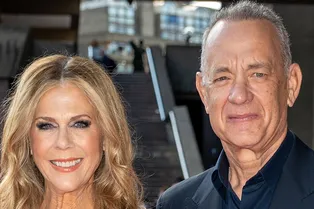 «Эта женщина любима мужем»: Том Хэнкс показал фото Риты Уилсон в купальнике в день ее 69-летия