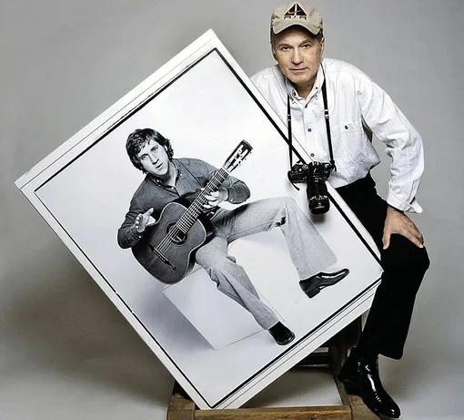 Валерий Плотников с одним из своих портретов Владимира Высоцкого Валерий Плотников с одним из своих портретов Владимира Высоцкого