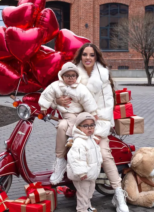 Юлия Ефременкова с сыновьями Юлия Ефременкова с сыновьями