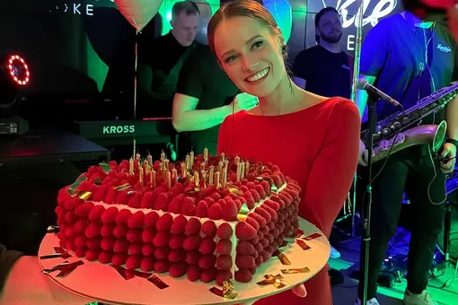 Катерина Ковальчук показала, как отпраздновала день рождения с Гариком Харламовым и свекровью в караоке
