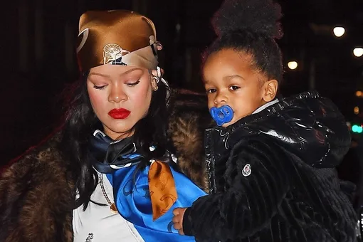 Рианну с бойфрендом и сыновьями в Нью-Йорке сняли папарацци Рианну с бойфрендом и сыновьями в Нью-Йорке сняли папарацци