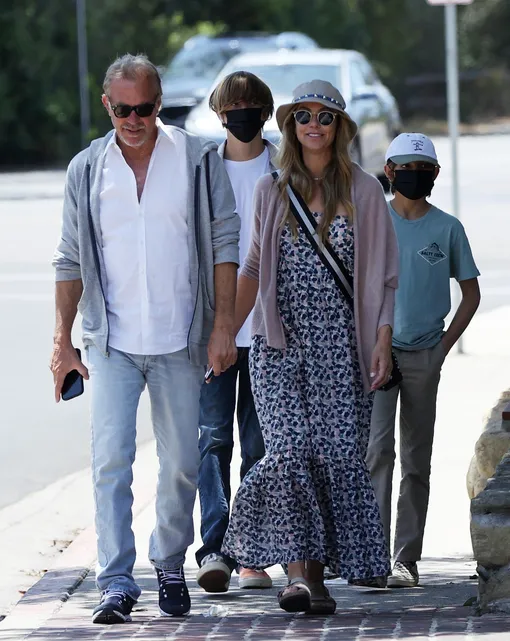 Жена Кевина Костнера подала на развод первой