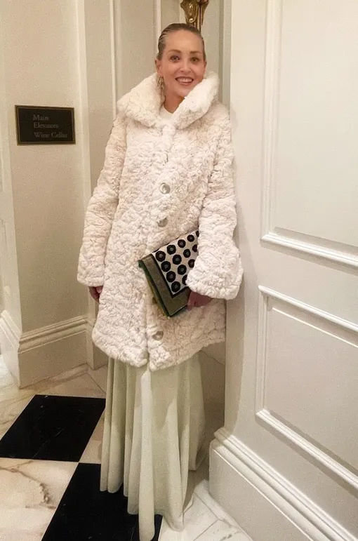 Шэрон Стоун в пальто Couture to the Max