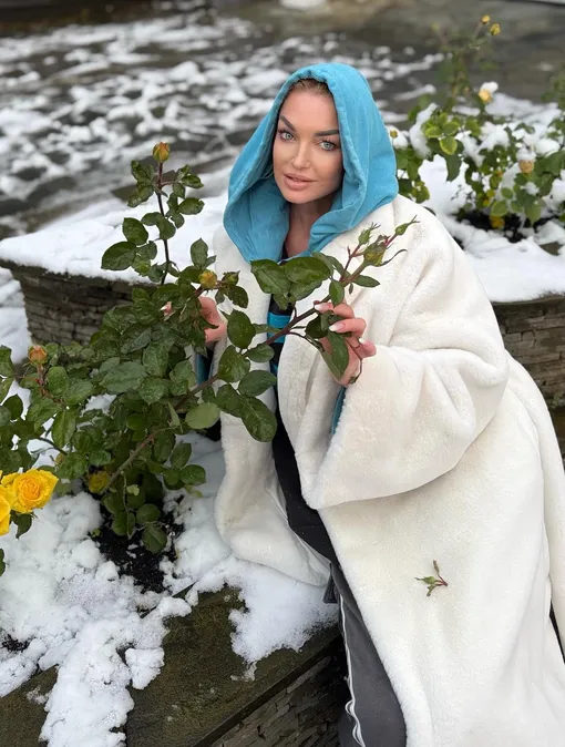 Анастасия Волочкова в саду