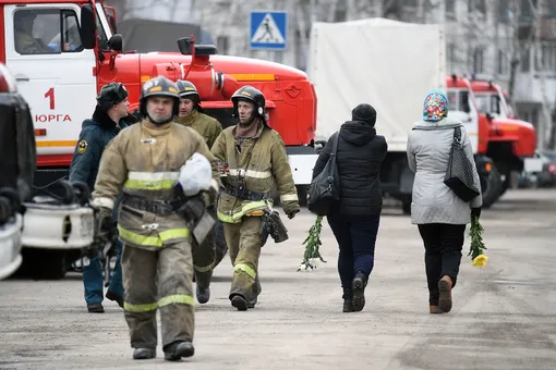 Кемеровские пожарные угрожали потерпевшим в пожаре в «Зимней вишне» Кемеровские пожарные угрожали потерпевшим в пожаре в «Зимней вишне»