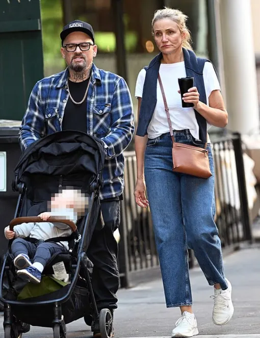 Кэмерон Диаз на прогулке с мужем и сыном
