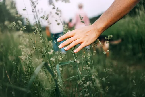 Нужно ли давать ногтям «подышать» между маникюрами: разбираемся раз и навсегда