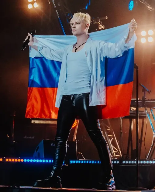 Shaman исполняет патриотические песни