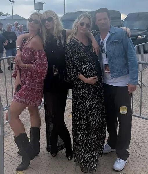 Руби Стюарт с родными на концерте