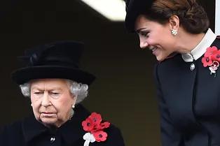 «Траур по мужу королевы прерван»: Кейт Миддлтон и Елизавета II удивили британцев «Траур по мужу королевы прерван»: Кейт Миддлтон и Елизавета II удивили британцев