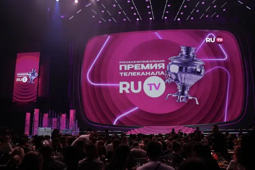 Премия телеканала RU.TV — 2025: летающие аристы, пляшущий бобр и кабриолет на сцене Премия телеканала RU.TV — 2025: летающие аристы, пляшущий бобр и кабриолет на сцене