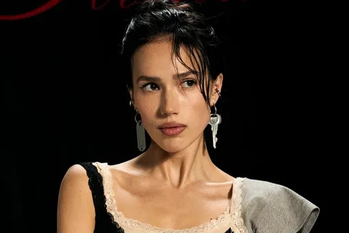 Алина Загитова намекнула на перемены в личной жизни, засветив кольцо на безымянном пальце Алина Загитова намекнула на перемены в личной жизни, засветив кольцо на безымянном пальце