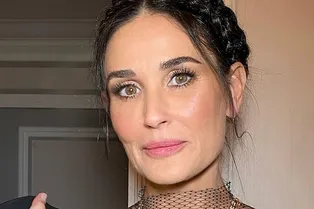 «Лицо изменилось из-за пластики»: Деми Мур на модном показе потрясла зрителей