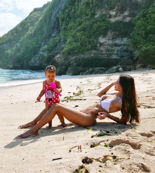 Оксана Самойлова на отдыхе с дочерью