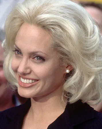 Джоли быстро поняла, что перекраситься из брюнетки в блондинку было плохой идеей перекраситься из брюнетки в блондинку