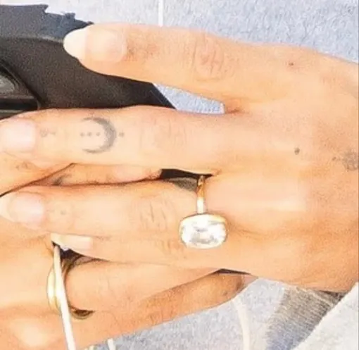 Зои Кравиц показала кольцо с бриллиантом