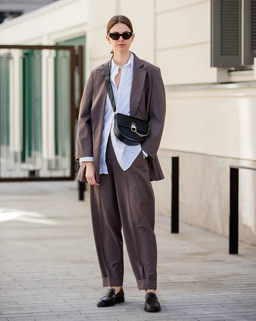 Любой брючный костюм отлично смотрится с простой белой рубашкой.