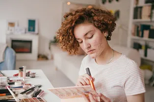 Игра со светом: как правильно замазать прыщи с помощью консилера и хайлайтера