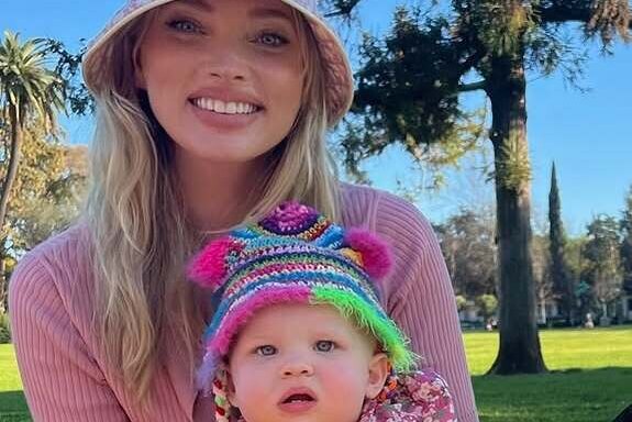 «Наша звезда»: модель Victoria’s Secret Эльза Хоск показала редкие фото дочери в день ее четырехлетия
