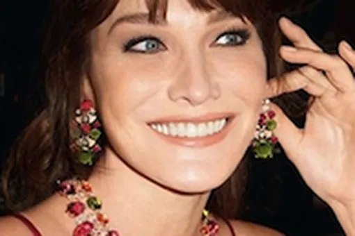 Карла Бруни рекламирует ювелирные украшения Карла Бруни рекламирует ювелирные украшения